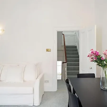 Beautiful Two Bedroom Maisonette In The Heart Of Chelsea London Exterior photo