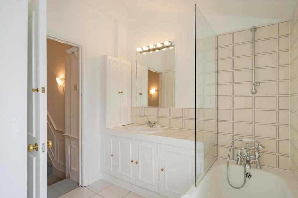 Beautiful Two Bedroom Maisonette In The Heart Of Chelsea Appartement *